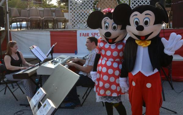 Dueling_Keyboards_with_Micky_Minnie